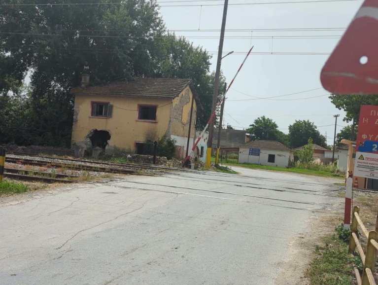 Εγκαταλελειμμένο σπίτι προσωπικού του ΟΣΕ κοντά στον σιδηροδρομικό σταθμό του χωριού Πλατύ Ημαθίας.