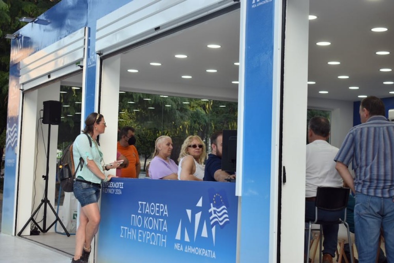 Καθώς το περίπτερο του κυβερνώντος κόμματος καταλαμβάνει μεγάλο μέρος της πλατείας Συντάγματος, αποτέλεσε και τουριστική ατραξιόν το απόγευμα των εκλογών.