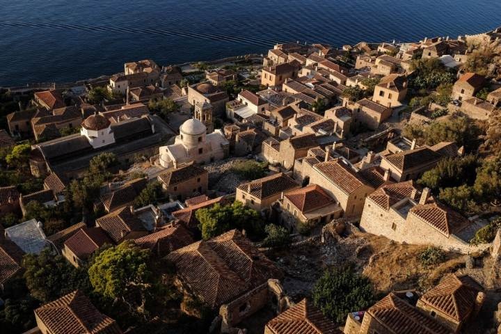 Ο βράχος, η θάλασσα και το τελεφερίκ&nbsp;στη Μονεμβασιά. (LiFO)