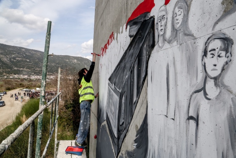 Φοιτητές σχολών καλών τεχνών κατέθεσαν λουλούδια και στέφανα στο σημείο του σιδηροδρομικού δυστυ χήματος των Τεμπών. Σάββατο 24 Φεβρουαρίου 2024 (EUROKINISSI)