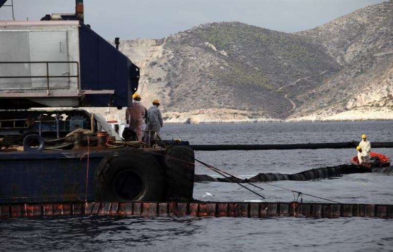 Εργασίες απορρύπανσης στη θαλάσσια περιοχή της Σαλαμίνας όπου έγινε το ναυάγιο του δεξαμενόπλοιου «Αγία Ζώνη ΙΙ», το Σάββατο 30 Σεπτεμβρίου 2017. [Γιάννης Παναγόπουλος/Eurokinissi]