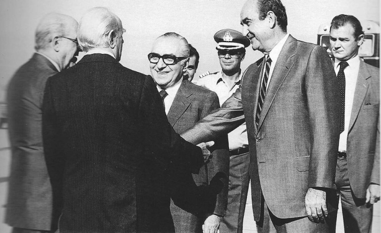 Τέσσερις από τους πρωταγωνιστές του «πολιτικού δράματος» που διαδραματίστηκε την άνοιξη του 1985. Από αριστερά, ο πρωθυπουργός Ανδρέας Παπανδρέου, ο ΠτΔ Κωνσταντίνος Καραμανλής, ο πρόεδρος της Βουλής Γιάννης Αλευράς και ο αρχηγός της ΝΔ, Κωνσταντίνος Μητσοτάκης στις 8 Οκτωβρίου 1984. [φωτό Δ. Αργυρόπουλος]