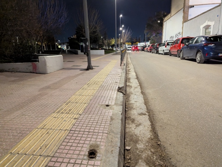 Το πεζοδρόμιο χωρίς ράμπες, ένα βράδυ που δεν λειτουργούν τα νυχτερινά κέντρα.