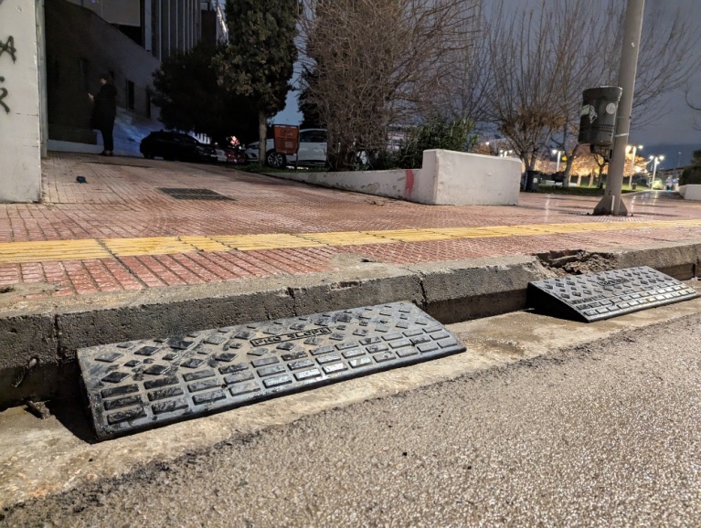 Το πεζοδρόμιο με ράμπες το βράδυ της 12ης Ιανουαρίου 2025, που ήταν ανοιχτό το NOX.