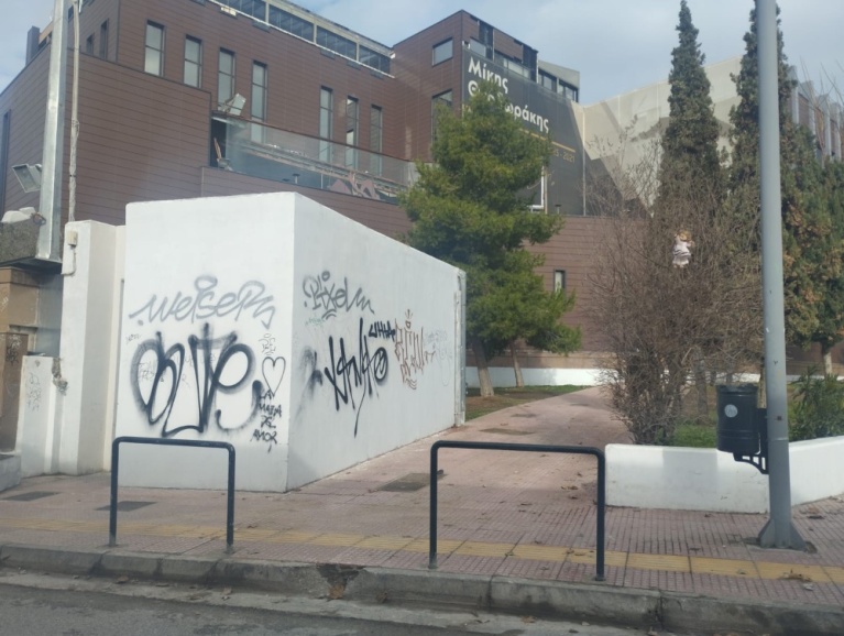 Η περίφραξη του πάρκου βρίσκεται στη θέση της την ημέρα.