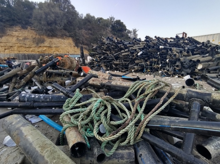 Συγκεντρωμένα απορρίμματα από καθαρισμό της Healthy Seas σε ερειπωμένη ιχθυοκαλλιέργεια στο Μενίδι.