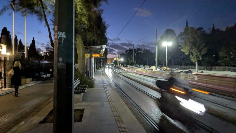 Μηχανάκι περνάει με ταχύτητα μπροστά από τη στάση του Ζαππείου. [Ραφαέλλα Μανέλη] 