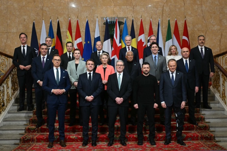 Oικογενειακή φωτογραφία από τη σύνοδο κορυφής που πραγματοποιήθηκε στο Lancaster House στο κεντρικό Λονδίνο στις 2 Μαρτίου 2025, με στόχο την «προώθηση» της δράσης για την Ουκρανία, σύμφωνα με το γραφείο του πρωθυπουργού του Ηνωμένου Βασιλείου Κιρ Στάρμερ. [JUSTIN TALLIS / POOL / AFP]