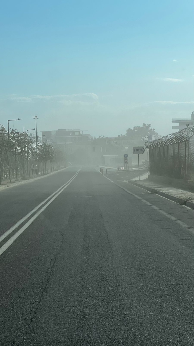 Το τοπίο στη Γλυφάδα συχνά θυμίζει πυρκαγιά, φωτογραφία της 28/5/2025.