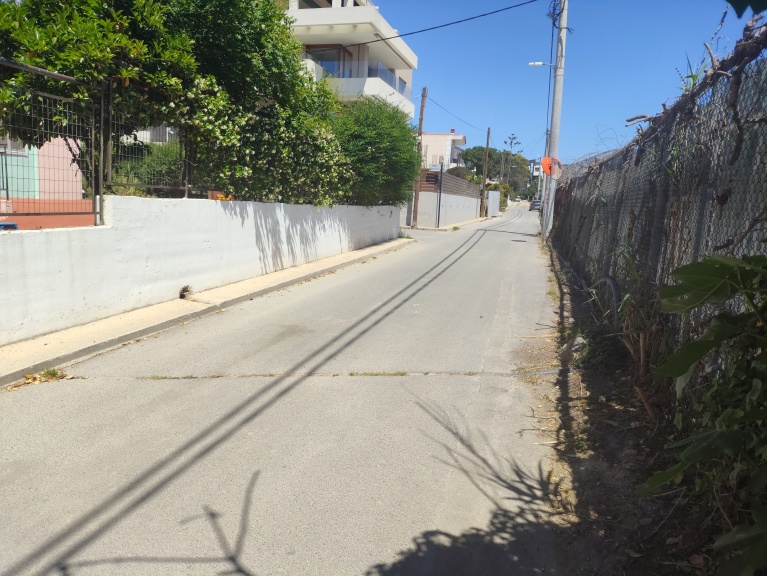Η Μ. Κάλλας βρίσκεται σε απόσταση αναπνοής από τα εργοτάξια. Φωτογραφία της 18/5/2025.