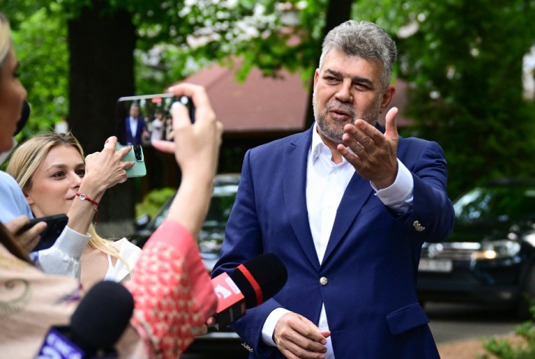 Ο πρωθυπουργός της Ρουμανίας και πρόεδρος του κυβερνώντος κόμματος των Σοσιαλδημοκρατών (PSD) Μαρσέλ Τσιολάκου φτάνει στα κεντρικά γραφεία του κόμματος για να συμμετάσχει σε συνεδρίαση για την ανάλυση των αποτελεσμάτων του πρώτου γύρου των προεδρικών εκλογών στο Βουκουρέστι, Ρουμανία, στις 5 Μαΐου 2025. [Daniel MIHAILESCU / AFP]