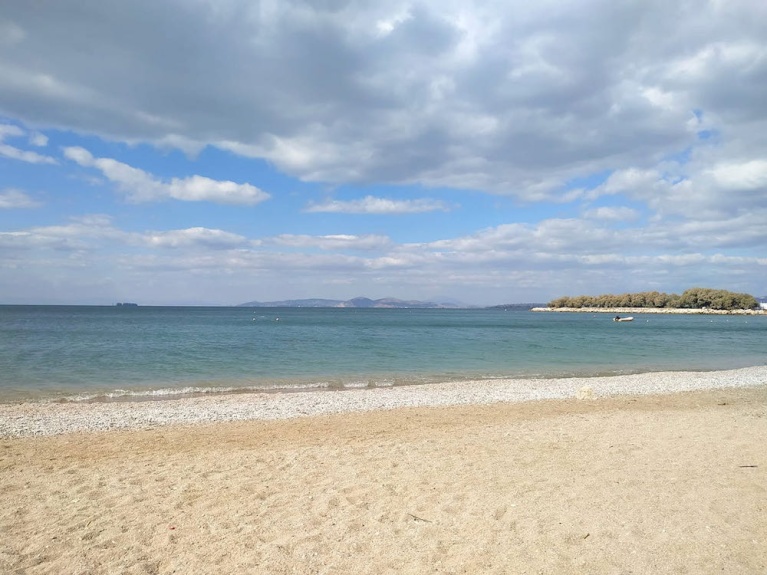 Η παραλία Β’ Αλίπεδο (Λουτρά Αλίμου).