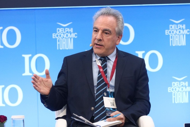 Ο Θάνος Ντόκος στο Οικονομικό Φόρουμ των Δελφών τον Απρίλιο του 2025. [Γιάννης Παναγόπουλος/Eurokinissi]