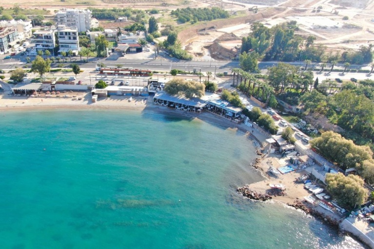 Η παραλία Λουτρά Αλίμου από ψηλά. Στα δεξιά το ρέμα Τραχώνων. [I love Alimos]