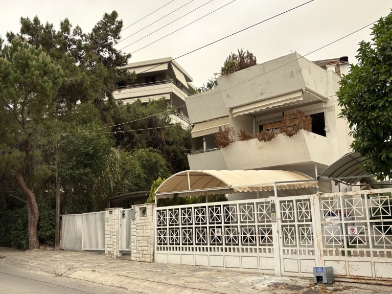 Ο Ντιμίνσκι αγόρασε ένα διώροφο διαμέρισμα στo προάστιο της Βούλας για 280.000 ευρώ, δύο μήνες μετά το θανατηφόρο αυτοκινητιστικό δυστύχημα. [OCCRP]