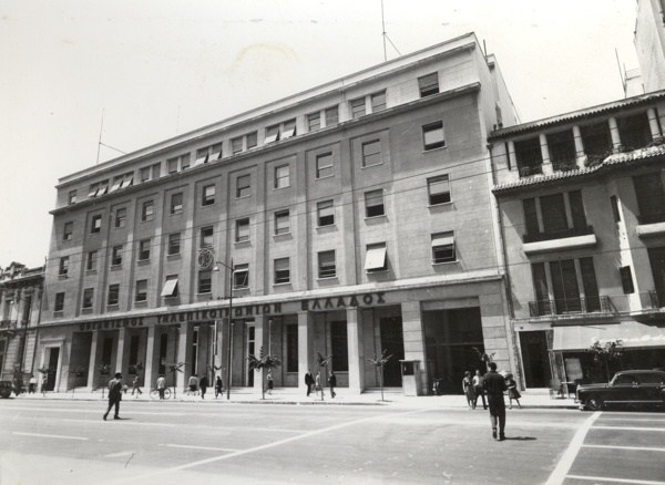 Το κτήριο του Υπεραστικού Μεγάρου Αθηνών (ΥΜΑ) του ΟΤΕ στην οδό Πατησίων, στα μέσα της δεκαετίας του 1960. Σύμφωνα με συγκλίνουσες πληροφορίες, εκεί εργαζόταν ο Κ. Β. [Αφοί Μεγαλοκονόμου / © Μουσείο Μπενάκη / Φωτογραφικά Αρχεία // ΜΤ-071443].