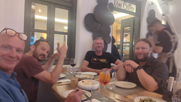 Η ομάδα των Γερμανών ντοκιμαντεριστών κατά την αποστολή στη Σαντορίνη..