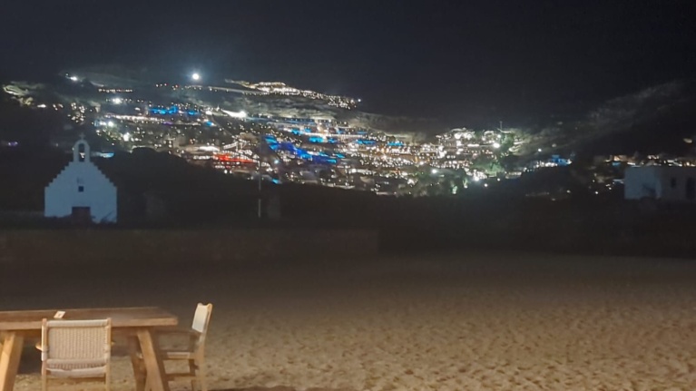 Mykonos by night, ή Κυψέλη by night; Αύγουστος 2025. [Τάσος Τέλλογλου]