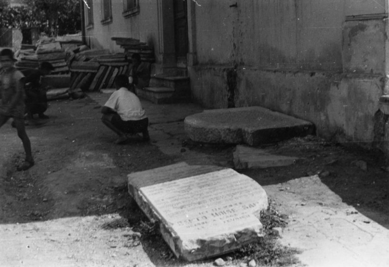 Ενα παιδί κοιτάει λοξά τον φακό στη ντανα των ταφόπλακων, αργότερα βλέπουμε συνομήλικους του να παίζουν σε αλάνες στρωμένες με εβραϊκά ονόματα. Κάτι που υπήρξε και δική μου εμπειρία τη δεκαετία του '80 σε εκδρομές στο Πανόραμα ή των παιδιών μου σε γάμους σε εκκλησίες.