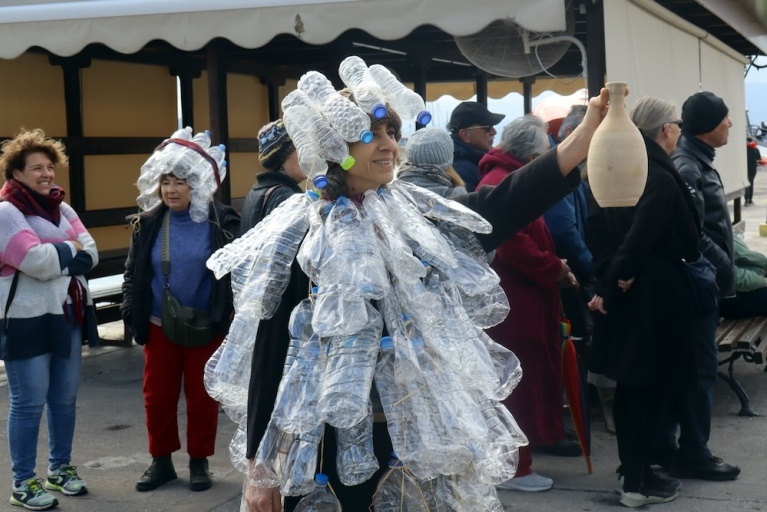 Στιγμιότυπο από τη διαμαρτυρία των κατοίκων της Αίγινας για το νερό, την 22η Φεβρουαρίου 2026.