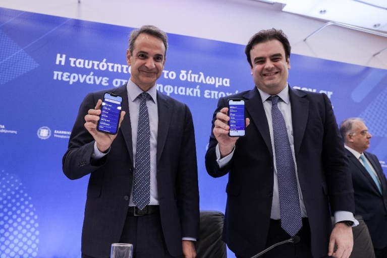 Παρουσίαση της εφαρμογής Gov.gr Wallet για το ψηφιακό δίπλωμα και την ψηφιακή ταυτότητα από τον υπουργό Ψηφιακής Διακυβέρνησης Κυριάκο Πιερρακάκη μαζί με τους υπουργούς Προστασίας του Πολίτη Τάκη Θεοδωρικάκο και Μεταφορών, Κώστα Καραμανλή Παρών στην εκδήλωση ο πρωθυπουργός, Κυριάκος Μητσοτάκης. Τετάρτη 27 Ιουλίου 2022 (ΒΑΣΙΛΗΣ ΡΕΜΠΑΠΗΣ/EUROKINISSI)