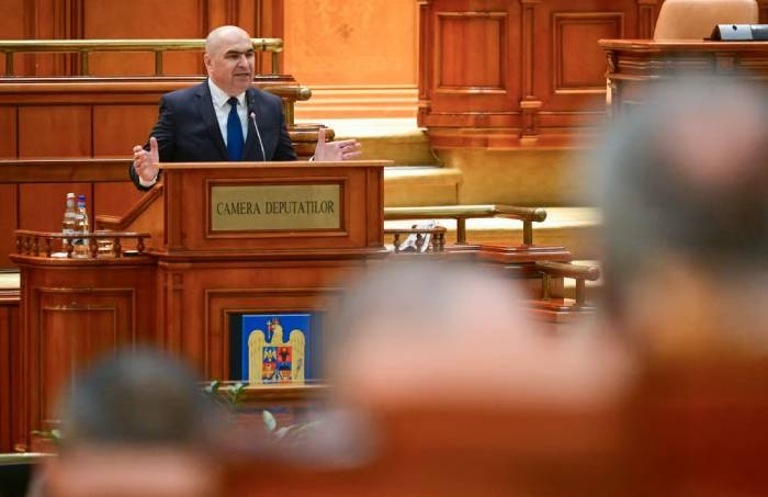 Romanian socialists and far right topple government