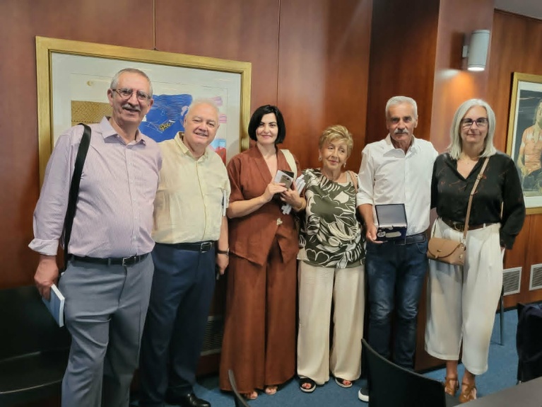 Έλενα Μαρινοπούλου, Μάγδα Βαχαρελη, Δημήτρης Βαχαρελης, Άννα Πολιτου Οι άλλοι δύο: Συρρης Λεωνίδας, Καλπιας Βαγγέλης (υποδιευθυντής και διευθυντής αντίστοιχα του 2ου ΓΕΛ Κορωπίου)