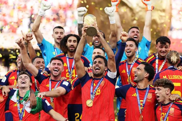 Rodri lifts the World Cup.