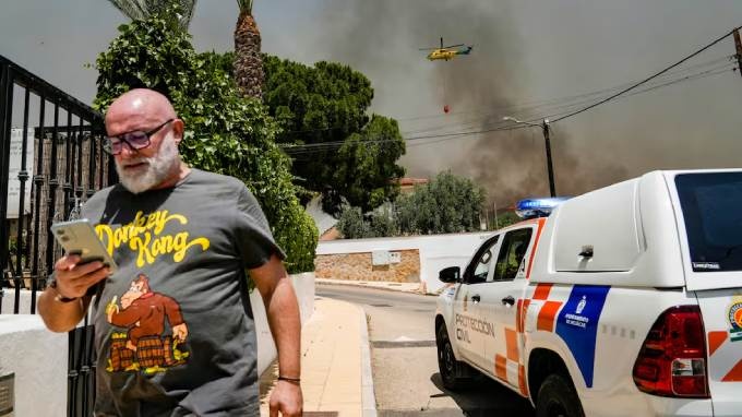 Evacuación de una urbanización entre Los Gallardos y Alfaix este viernes.