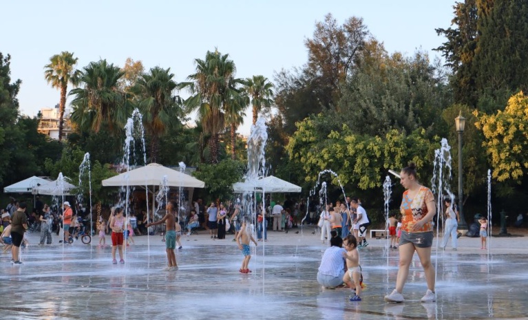 α συντριβάνια, η υδάτινη διαδρομή, το αναψυκτήριο «Γαρδένια» και ο χώρος με τα νερά που αναβλύζουν από το έδαφος αποτελούν, ιδιαίτερα τους καλοκαιρινούς μήνες, αποτελούν πόλο έλξης για μικρούς και μεγάλους.