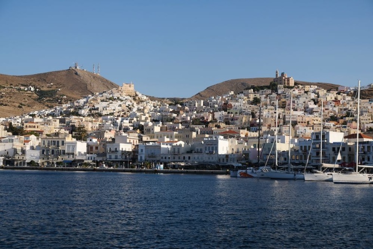 Πανόραμα της Ερμούπολης με την Άνω Σύρο στον λόφο αριστερά στο βάθος. 2.jpeg