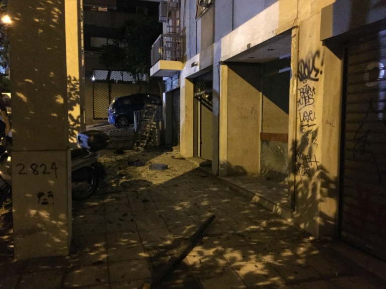 Το εξωτερικό της πολυκατοικίας όπου βρισκόταν η κατοικία της κ. Τσατάνη, μετά την έκρηξη της βόμβας. 2tsatani.jpg