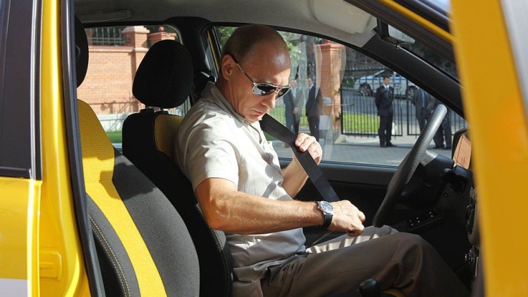_122067032_putincar.jpeg