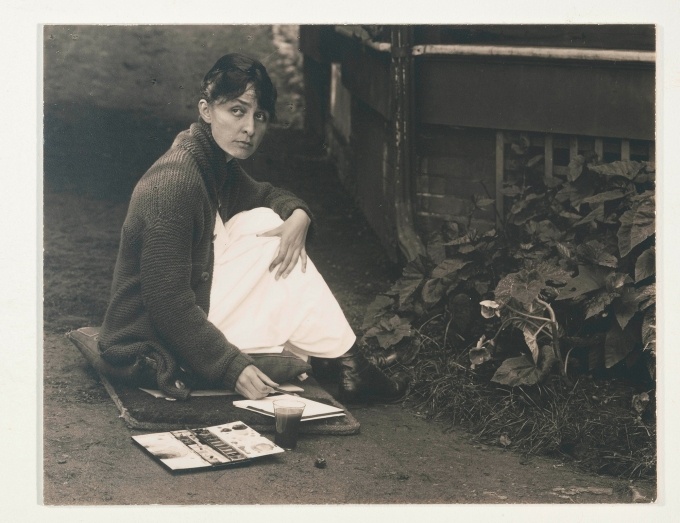 alfred_stieglitz_photograph_of_okeeffe_with_sketchpad_and_watercolors_1918.jpg