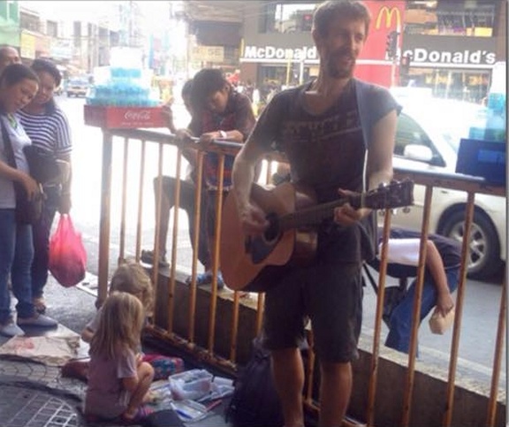 busker-spotted-begging-with-his-kids-in-the-philippines-1_1.jpg