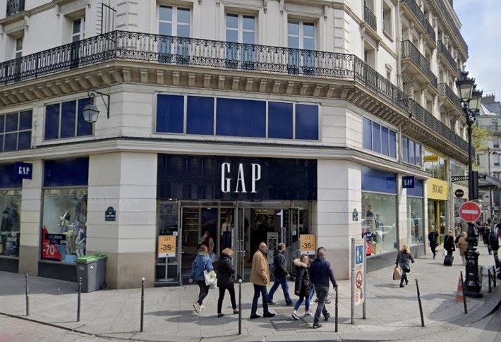 Ένα από τα καταστήματα της Gap που έκλεισαν πέρυσι στο Παρίσι, στην οδό rue de Rivoli. e05718723be281b8d55789c647a899c62843090.jpg