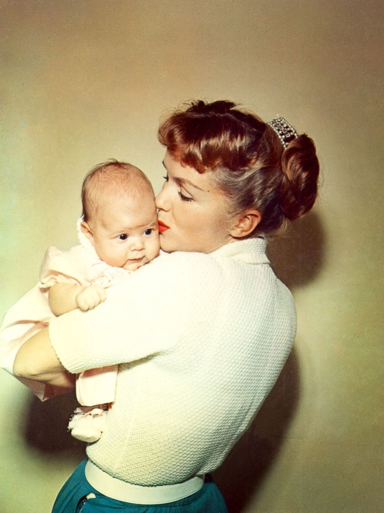 gallery-1483476860-bright-lights-carrie-fisher-debbie-reynolds-3.jpg