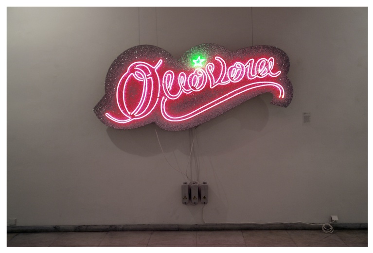 «ΟΜΟΝΟΙΑ» Έργο με neon lettering από τον Πάρι Κούτσικο. koutsikos-omonia.l.jpg
