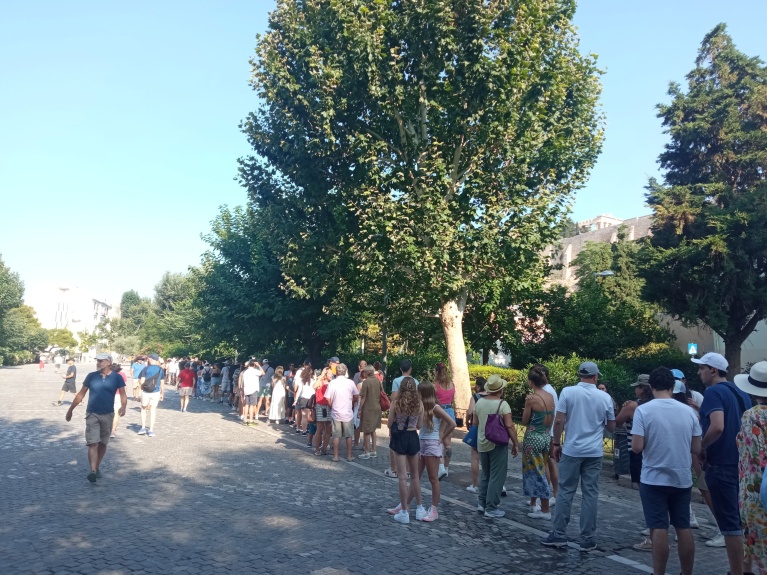 Πρωί της 29ης Ιουνίου στην ουρά για την είσοδο στη Νότια Κλιτύ της Ακρόπολης. oura296.jpg