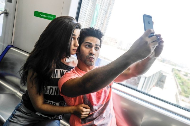 varun_dhawan_alia_bhatia_selfie_1408974521.jpg