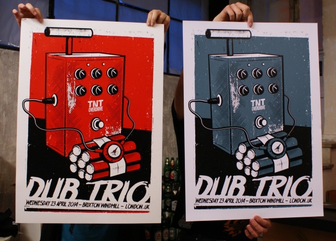 Πόστερ-μεταξοτυπία για τους Dub Trio από τον Πέτρο Βούλγαρη και τον Ντίμη Γιαννακούλια, τυπωμένο από τους Fuzz Ink. voulgaris-giannakoulias-dubtrio_0.jpg