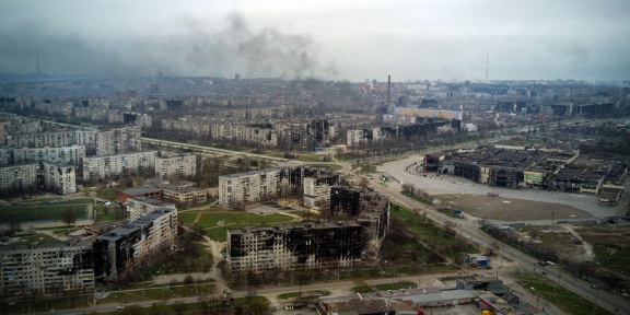 Η πόλη της Μαριούπολης στη διάρκεια της τρίμηνης πολιορκίας από τους Ρώσους, στις 12 Απριλίου 2022. [Andrey Borodulin/AFP]