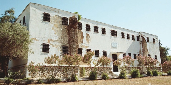 Το κτήριο του Μπλοκ 15 στο στρατόπεδο Χαϊδαρίου [Άννα-Μαρία Δρουμπούκη, 2015].