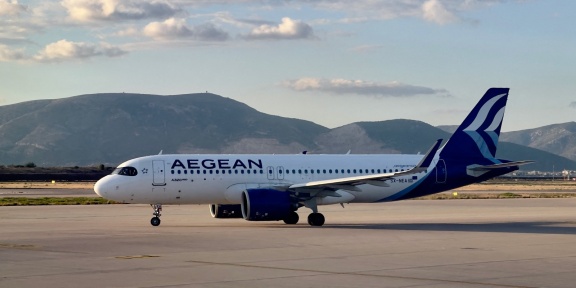 Ένα Airbus A320 της Aegean Αirlines στον διάδρομο προσγείωσης του Διεθνούς Αερολιμένα Αθηνών, στις 5 Οκτωβρίου 2022. [Daniel SLIM/AFP]