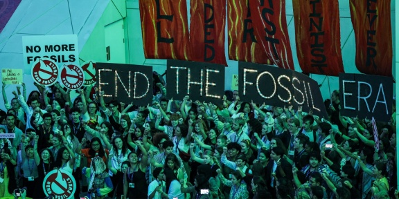 Ακτιβιστές του κλίματος συμμετέχουν σε διαμαρτυρία κατά των ορυκτών καυσίμων στη διάρκεια της Διάσκεψης των Ηνωμένων Εθνών για την Κλιματική Αλλαγή COP28 στο Ντουμπάι στις 12 Δεκεμβρίου 2023. [Giuseppe CACACE/AFP]