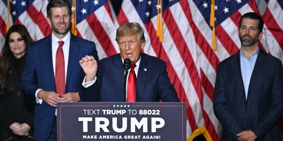Ο πρώην πρόεδρος των ΗΠΑ και υποψήφιος των Ρεπουμπλικανών για τις προεδρικές εκλογές Ντόναλντ Τραμπ, με τους γιους του Έρικ (2ος Α) και Ντόναλντ (Δ), μιλάει σε ένα πάρτι παρακολούθησης των προεδρικών εκλογών των Ρεπουμπλικανών της Αϊόβα στο Ντε Μόιν της Αϊόβα, στις 15 Ιανουαρίου 2024. [Jim Watson/AFP]