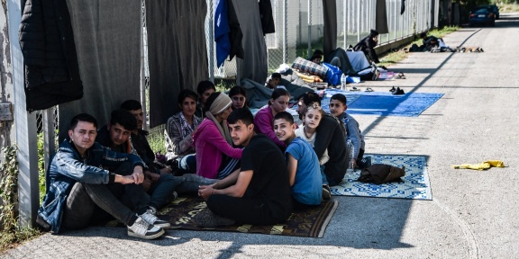 Μετανάστες από το Ιράκ περιμένουν την είσοδο σε καταυλισμό προσφύγων στις Σέρρες, στη βόρεια Ελλάδα, στις 6 Σεπτεμβρίου 2022. [Sakis MITROLIDIS/AFP]