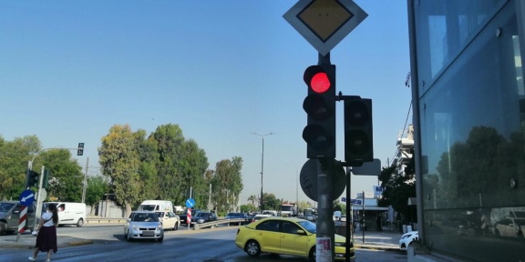 Το φανάρι της λεωφόρου Ποσειδώνος στη διασταύρωση με την Καλαμακίου, όπου τοποθετήθηκε η πρώτη πιλοτική κάμερα.