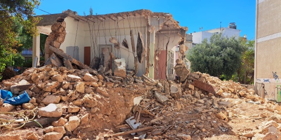 Παλιά μονοκατοικία υπό κατεδάφιση στο παραδοσιακό κέντρο της Κηφισιάς.