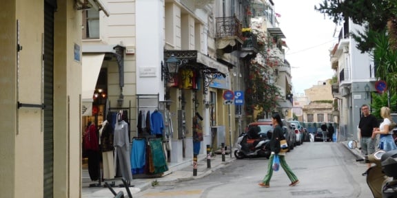 Άποψη της οδού Κυδαθηναίων στην Πλάκα.